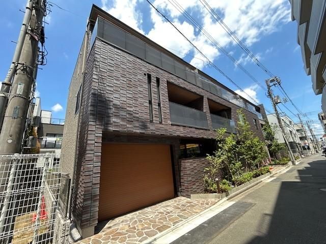 東京都三鷹市下連雀4丁目のマンションの建物外観