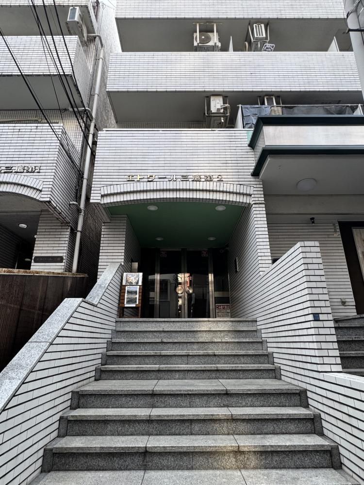 東京都三鷹市下連雀3丁目のマンションの建物外観