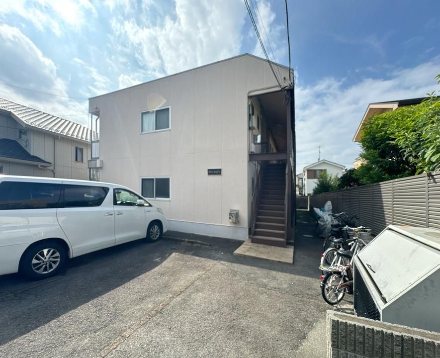 東京都三鷹市下連雀2丁目のマンションの建物外観