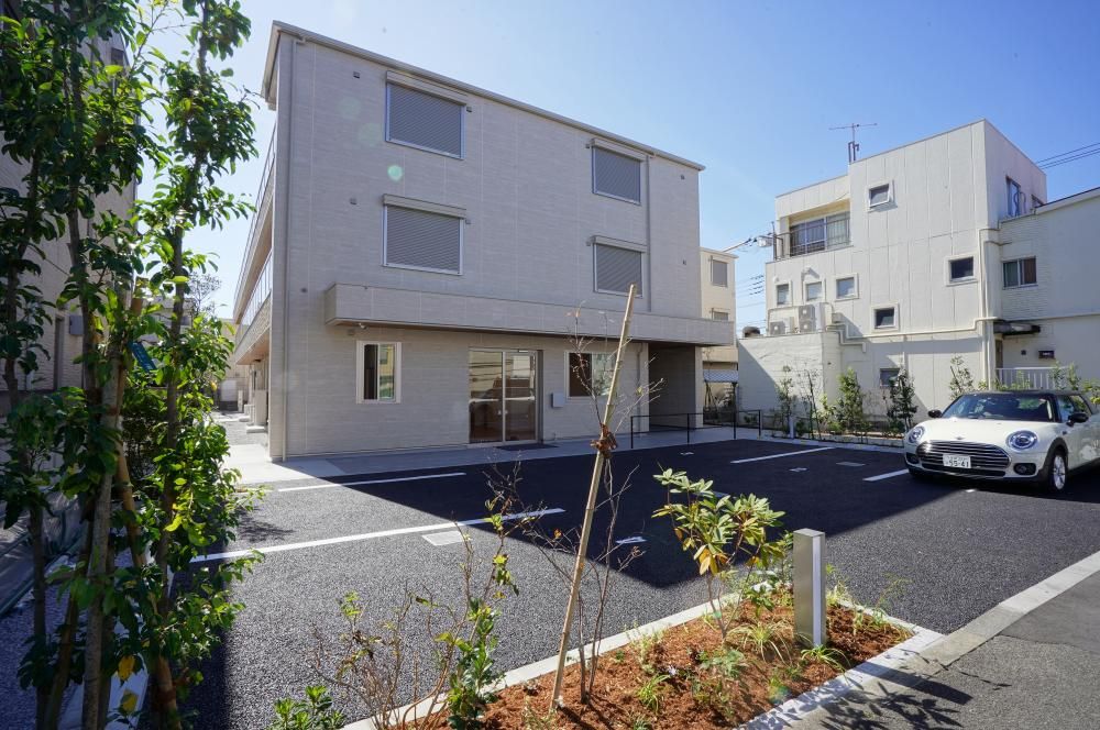 東京都三鷹市井口1丁目のマンションの建物外観