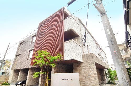 東京都武蔵野市西久保2丁目のマンションの建物外観