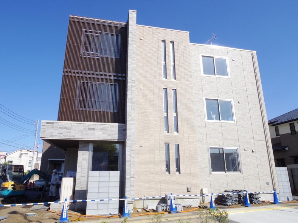 東京都三鷹市上連雀3丁目のマンションの建物外観