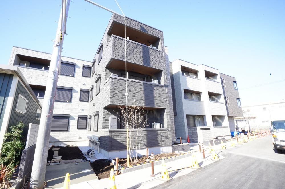 東京都三鷹市上連雀2丁目のマンションの建物外観
