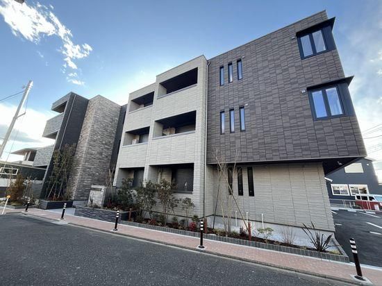 東京都三鷹市上連雀2丁目のマンションの建物外観