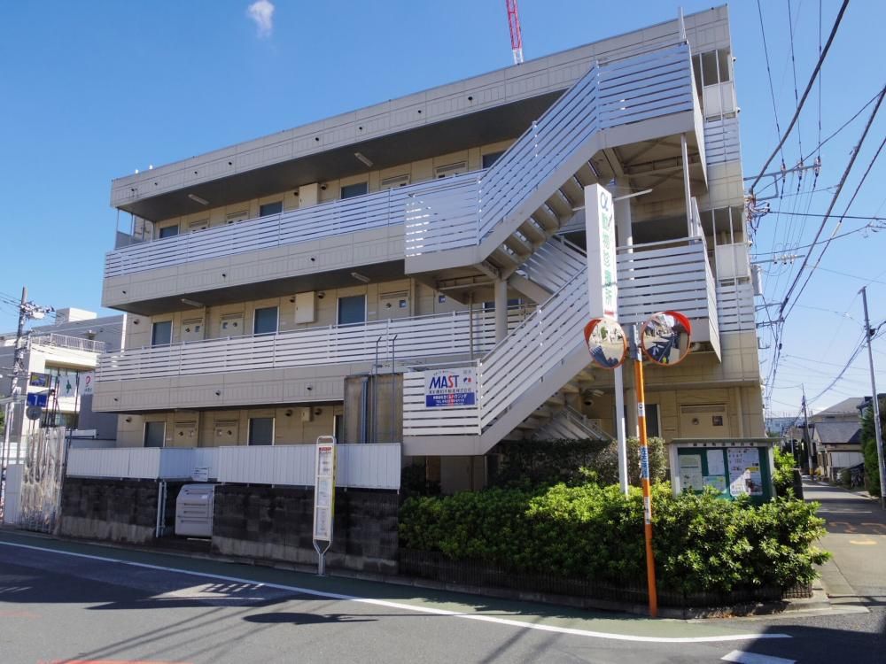 東京都三鷹市上連雀4丁目のマンションの建物外観