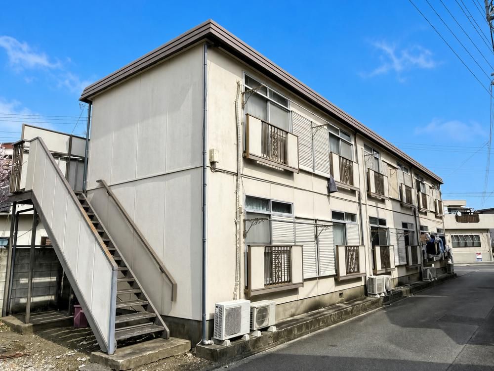 東京都三鷹市中原2丁目のアパートの建物外観