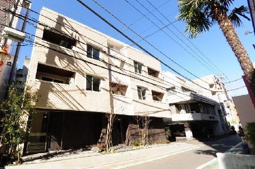 東京都三鷹市下連雀3丁目のマンションの建物外観